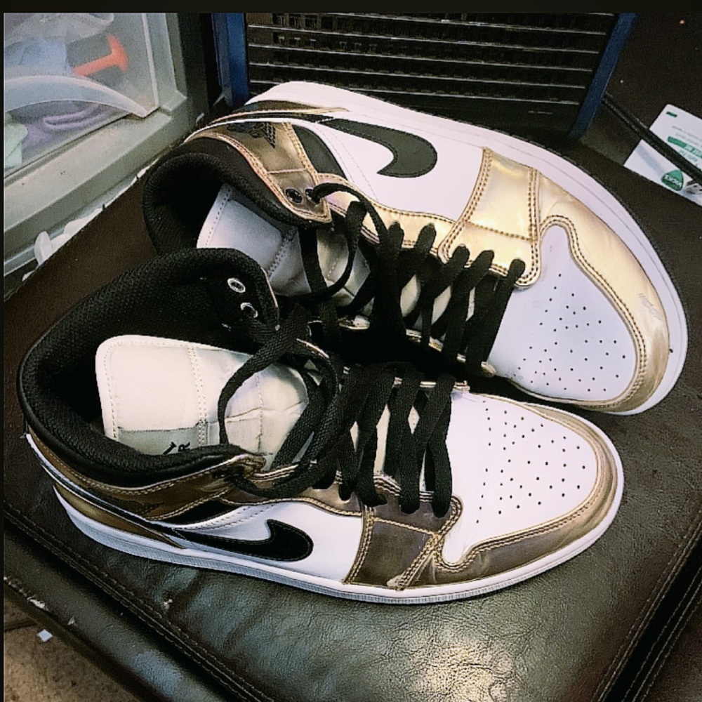 Mens Gold Jordan 1’s